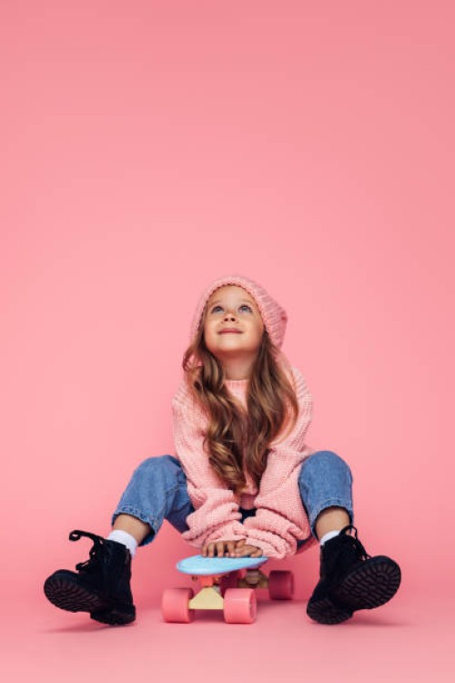 studio-porträt eines niedlichen mädchens mit skateboard - fashion stock-fotos und bilder