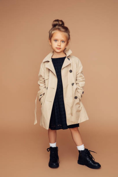 studio-porträt von einem netten mädchen - fashion stock-fotos und bilder