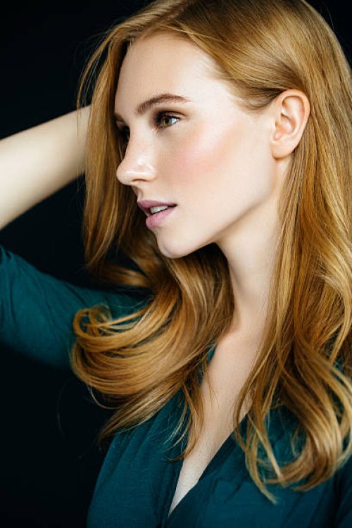 studioaufnahme der junge schöne frau - hairstyle stock-fotos und bilder