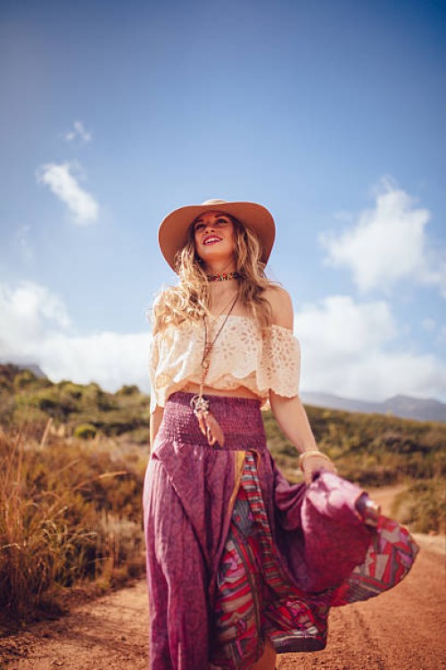 style bobo fille sur un chemin de terre dans une jupe violette - fashion photos et images de collection