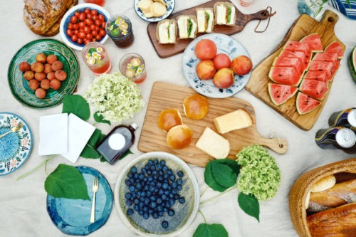 summer picnic on blanket with food and fruit - food photos et images de collection