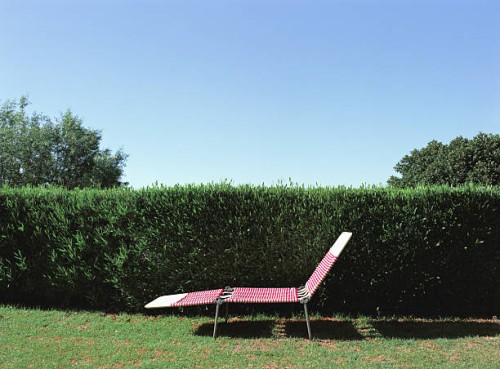sunlounger by hedge - garden decoration photos et images de collection