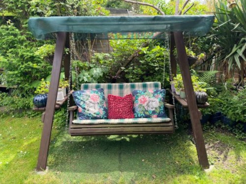 swing chair in the house garden - garden decoration photos et images de collection