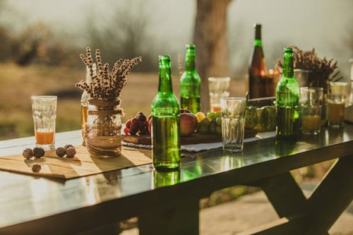 table de fête en bois servie, jour d’automne - garden decoration photos et images de collection