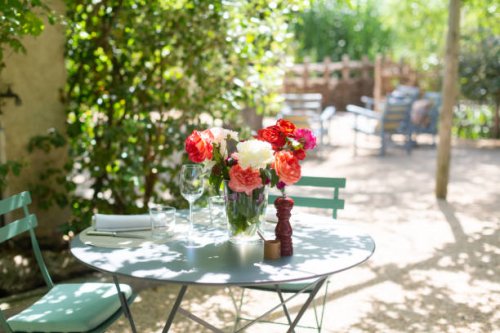 table with roses in a garden - garden decoration stock pictures, royalty-free photos & images
