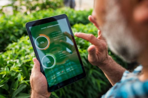 technology in the field - digital tablet - food stock pictures, royalty-free photos & images