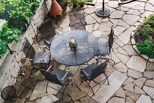 terrasse et du jardin, d'un mobilier d'extérieur vue de dessus à ciel ouvert pavé de pierre - garden decoration photos et images de collection