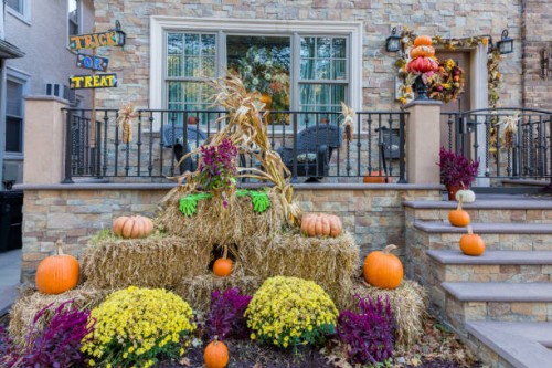 thanksgiving und halloween dekorationen mit kürbis und stroh vor einem haus in brooklyn, new york, usa. - garden decoration stock-fotos und bilder