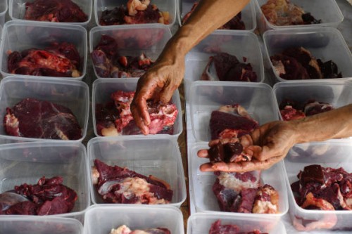 The committee distributed sacrificial animals and placed them in plastic containers before being distributed to residents, especially the elderly and...