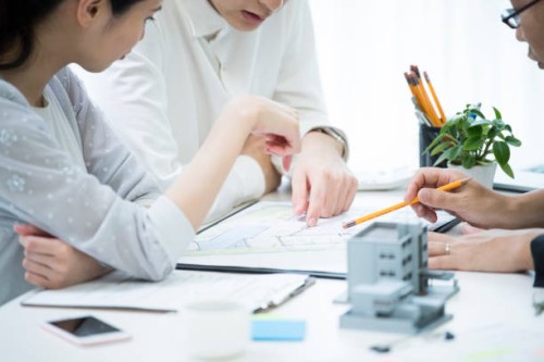 the customer and the employee are discussing the materials by looking at the materials. - home decoration stock pictures, royalty-free photos & images