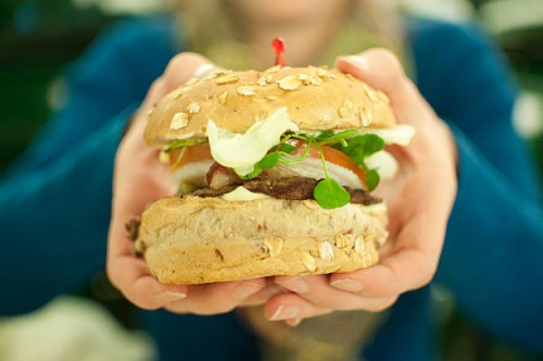 the monster garlic burger - junk food stock-fotos und bilder
