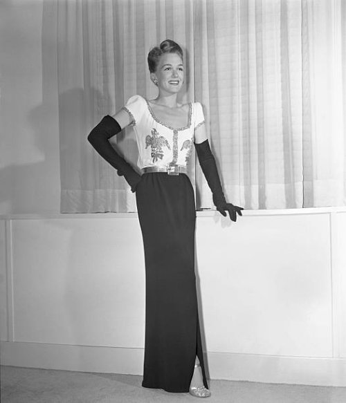 This dinner gown, created by Jo Copeland for Pattullo Modes, is one of the models that has drawn the attention of fashion experts, in New York City...