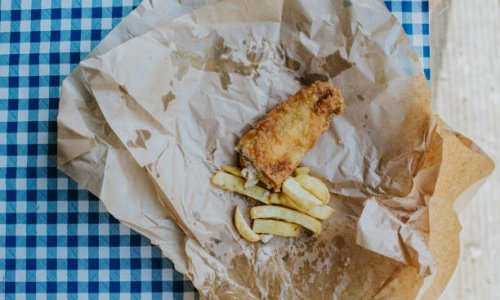 top down of fish and chips on a checkered tablecloth - junk food stock pictures, royalty-free photos & images