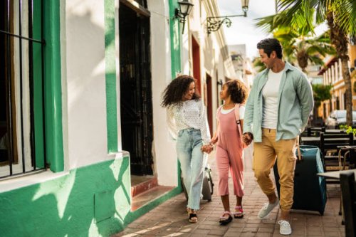 tourist family talking and walking arriving at hotel - travel stock pictures, royalty-free photos & images