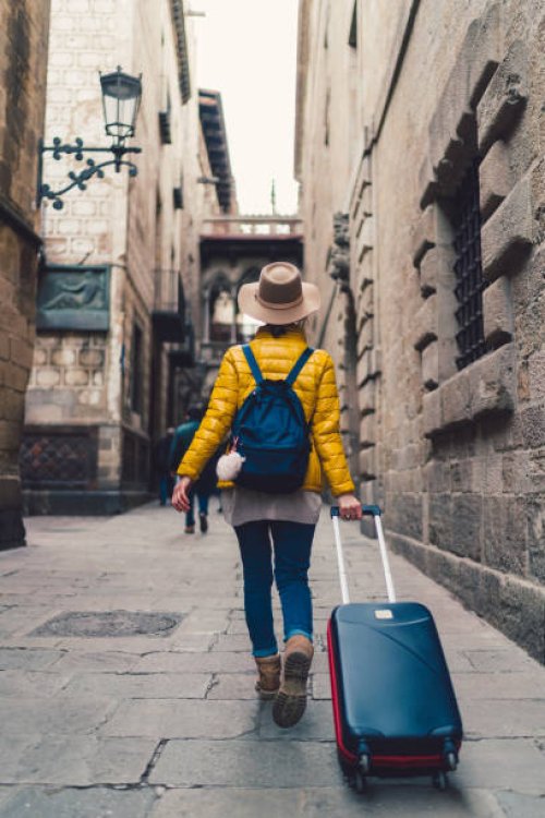 touristique avec valise vient d’arriver à barcelone - travel photos et images de collection