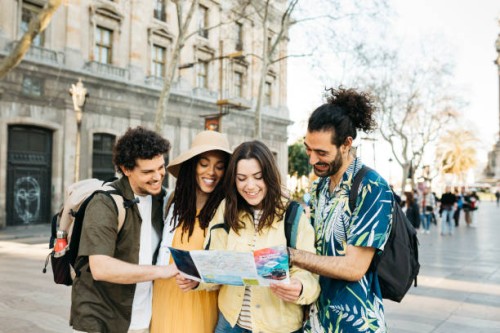tourists using a map in barcelona - travel photos et images de collection