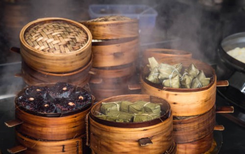 traditional chinese steamed food in bamboo steamers in a market . . - food stock pictures, royalty-free photos & images