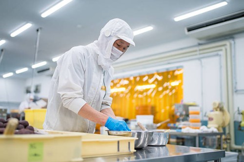 traditional japanese sweet factory worker - food stockfoto's en -beelden