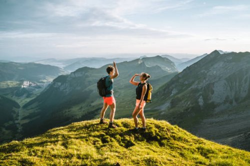 trailläufer besteigen hohen bergrücken - travel stock-fotos und bilder