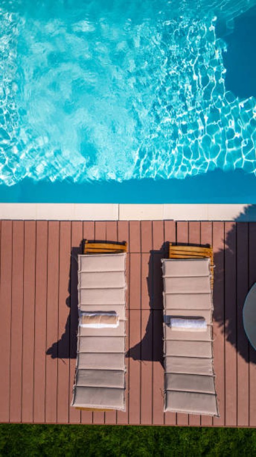 transats sur terrasse en bois à côté de la piscine vue d’en haut - garden decoration photos et images de collection