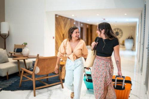 traveler friends arriving at a hotel with their luggage - travel stock pictures, royalty-free photos & images