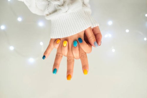 trendy bright manicure on woman hands in white knitted sweater against ultimate gray background with illuminating. trendy colors of the year 2021. flat lay style. close-up - nails art stock pictures, royalty-free photos & ima