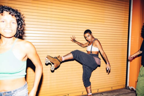 tres freestyler en patines bailando por la noche - fashion fotografías e imágenes de stock