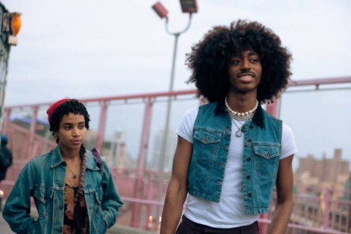 two friends walking on williamsburg bridge in new york city - fashion stock pictures, royalty-free photos & images