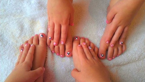 two girls with nail art on fingernails and toenails - nails art photos et images de collection
