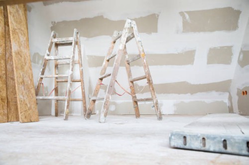 two ladders in an attic to be renovated - home decoration stockfoto's en -beelden