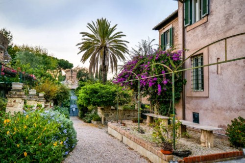 un aperçu suggestif du couvent de san sebastiano au cœur de la rome antique - garden decoration photos et images de collection