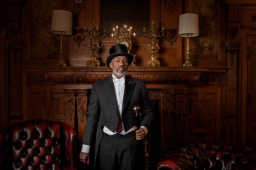 un beau gentleman noir élégant des années 1920 dans un salon de luxe - fashion photos et images de collection