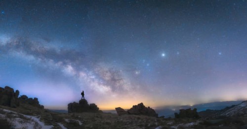 un homme restant à côté de la galaxie de la voie lactée - travel photos et images de collection