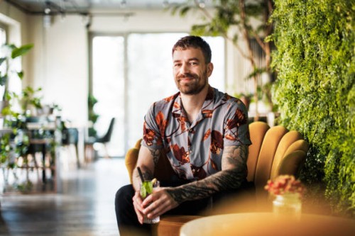 urban oasis: green cafe moments - fashion stockfoto's en -beelden