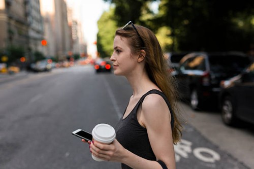 usa, new york city, young woman on the go in manhattan - junk food stock pictures, royalty-free photos & images