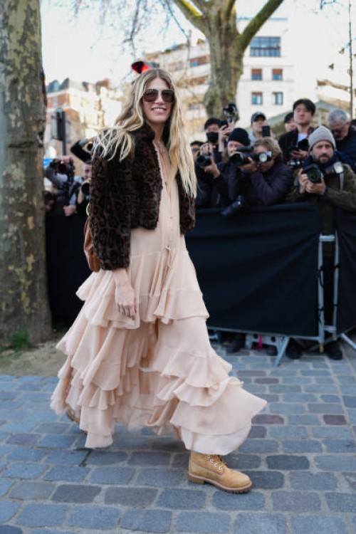 Veronika Heilbrunner wears dark brown sunglasses, dark brown leopard pattern.print cropped jacket, shiny dark brown Chloe leather bag, light pink...
