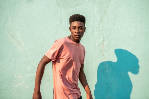 verticale d’un jeune homme africain beau. - fashion photos et images de collection