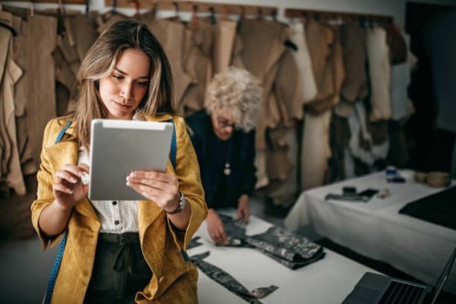 verticale des femmes de tailleur dans le studio - fashion photos et images de collection