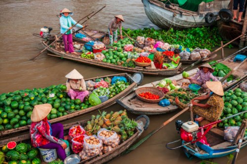 vietnamese women selling fruits on floating market, mekong river delta, vietnam - food stock pictures, royalty-free photos & images