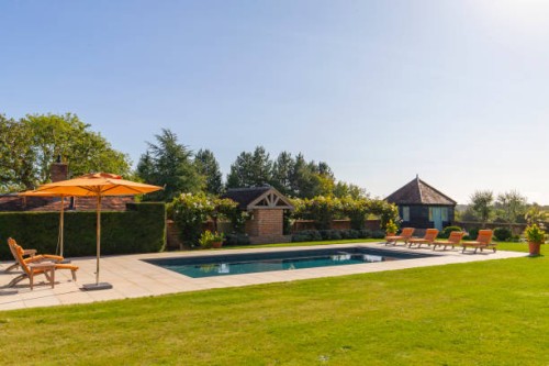 view of a luxury swimming pool in the uk - garden decoration photos et images de collection