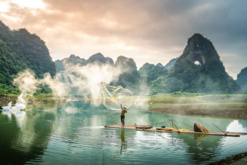 view of fishermen fishing on river in thung mountain in tra linh, cao bang province, vietnam with lake, cloudy, nature - travel stockfoto's en -beelden