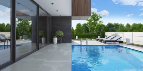 villa de campagne luxueuse avec piscine et arbres à l’arrière-plan à la scène de matin d’été - garden decoration photos et images de collection