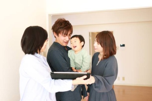 visit to new house with real estate agent - home decoration stock pictures, royalty-free photos & images