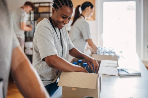 volunteers working together - food stock pictures, royalty-free photos & images