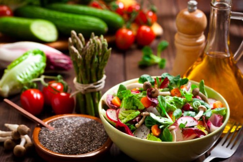 voorbereiding van de gezonde salade met chia zaden op rustieke houten tafel - food stockfoto's en -beelden