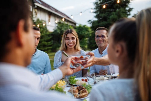 à votre santé! les gens dînent à l’extérieur dans le jardin et trinquent avec du vin, du jus et d’autres boissons - garden decoration photos et images de collection