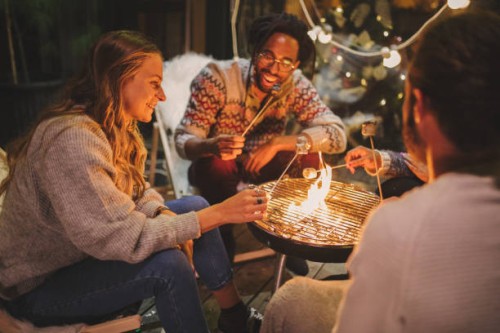 vrienden roosteren marshmallows in de achtertuin - garden decoration stockfoto's en -beelden