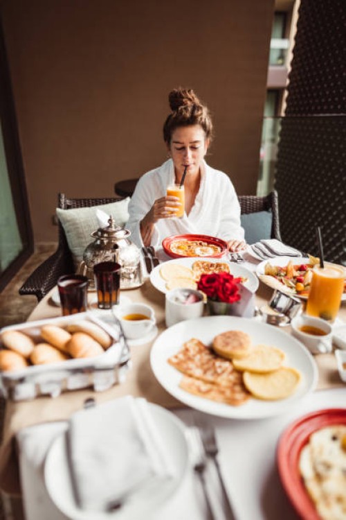 vrouw aan de tafel voor het ontbijtbuffet met fruit - food stockfoto's en -beelden