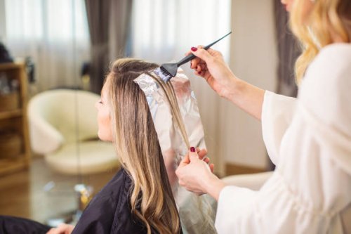 vrouw die haar haar in de salon verft - hairstyle stockfoto's en -beelden