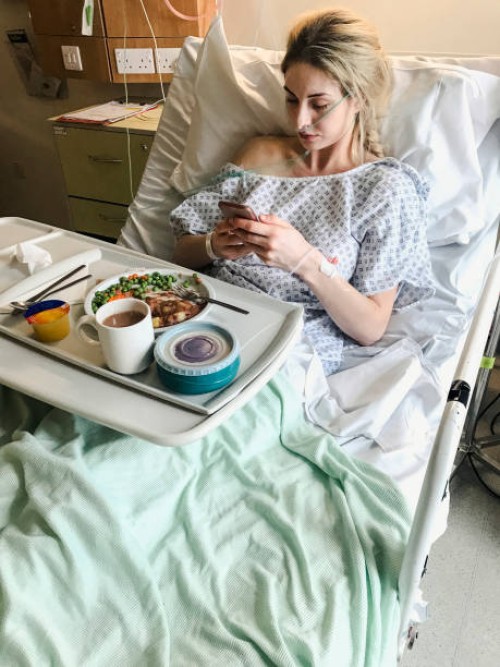 vrouwelijke ziekenhuis patiënt in ziekenhuisbed - food stockfoto's en -beelden